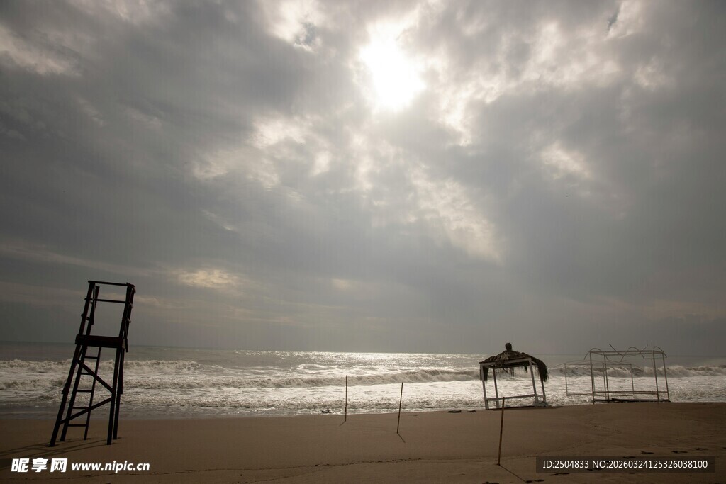 海边阴天时的救生椅与海景