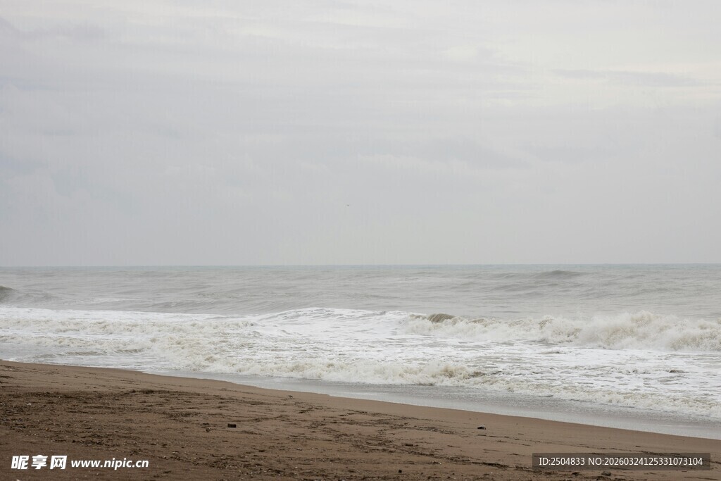 海边沙滩 海浪翻涌景象