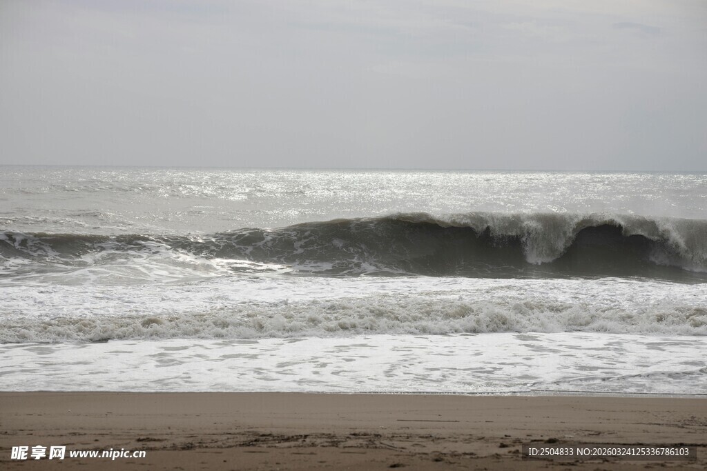 海边翻涌的白色浪花