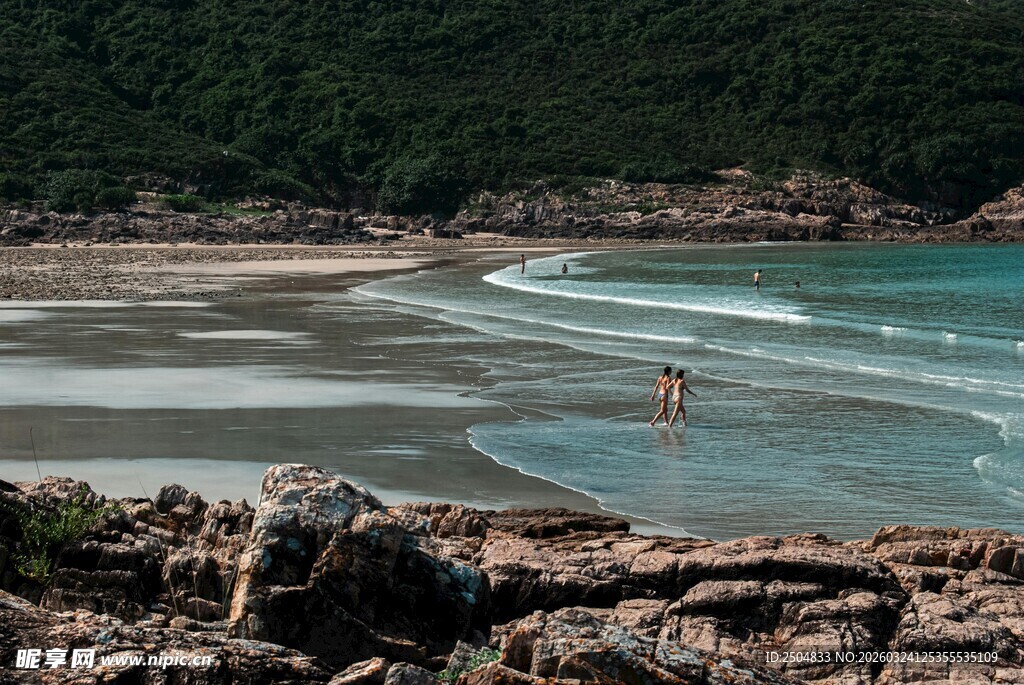 美丽海滩上的孤独漫步