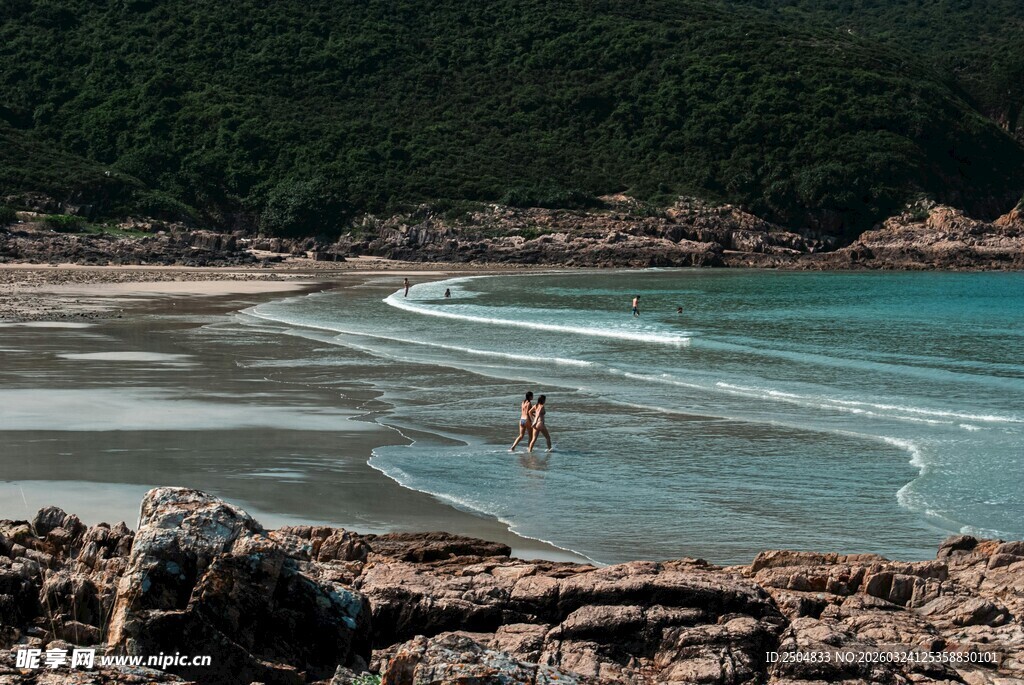 海边漫步的惬意风景