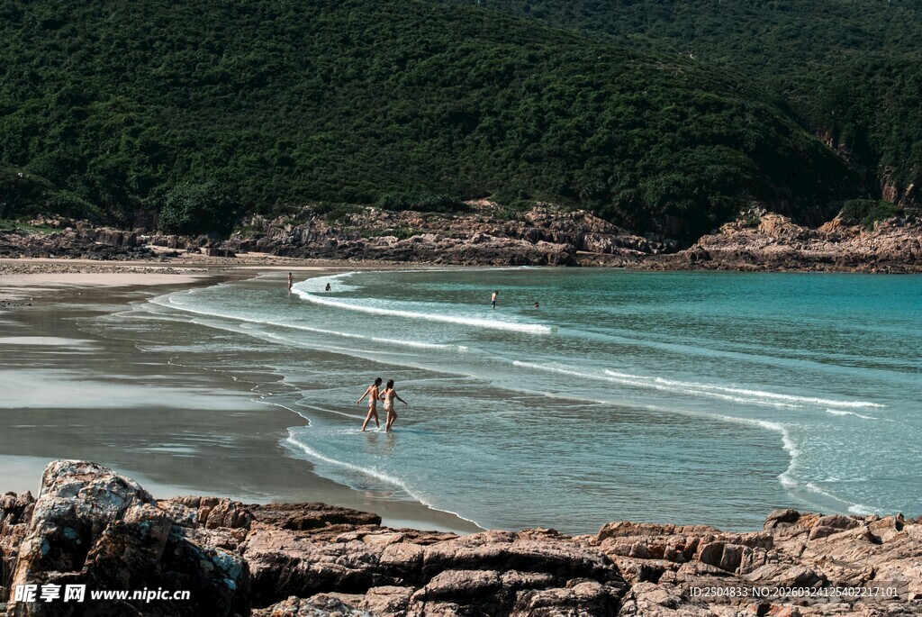 美丽海滩上的悠闲身影