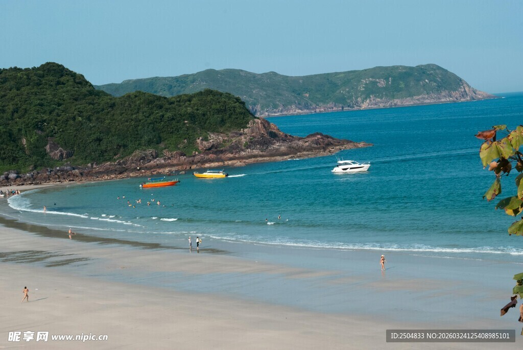 美丽海滨风光 船只点缀