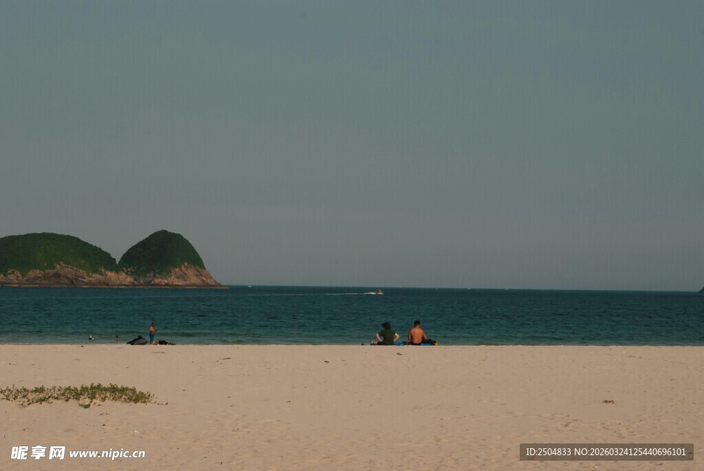 宁静海滩与远处岛屿风光