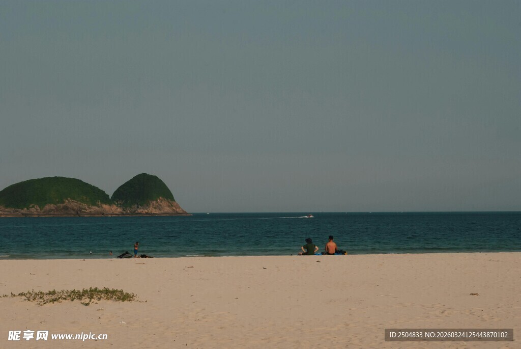 宁静海滩与远处双岛