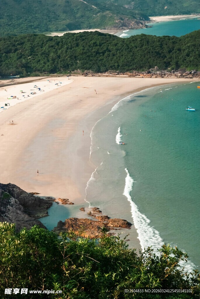 美丽海滨沙滩风景图