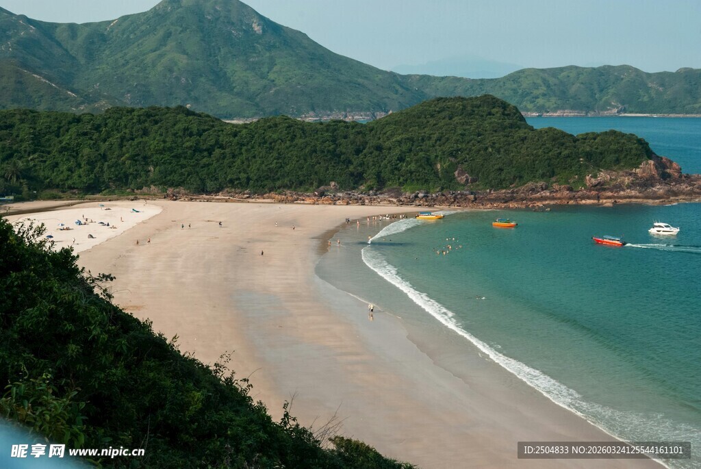 美丽海滨沙滩与青山海景