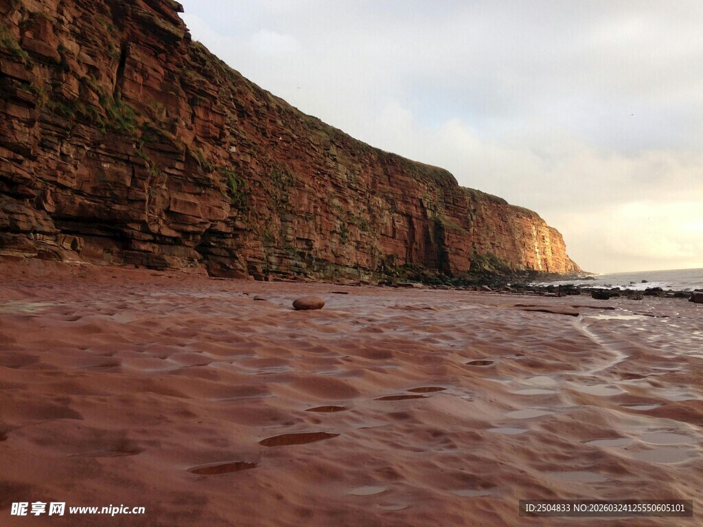 红色海岸边的壮丽崖壁