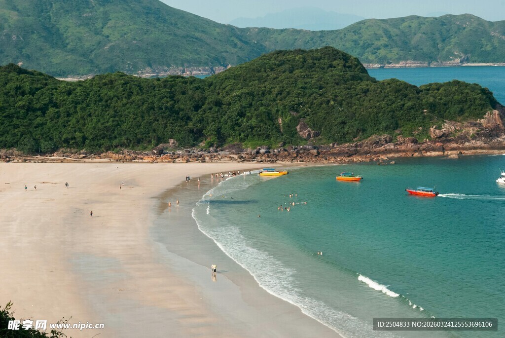 美丽海滨沙滩与青山美景