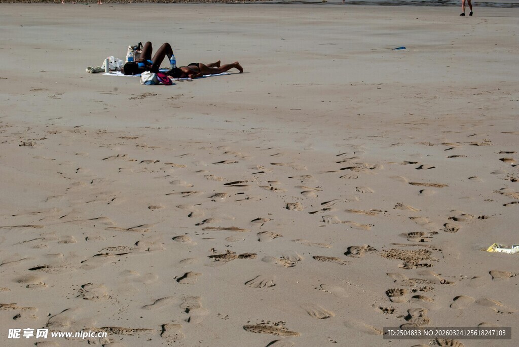 沙滩上休憩的人们