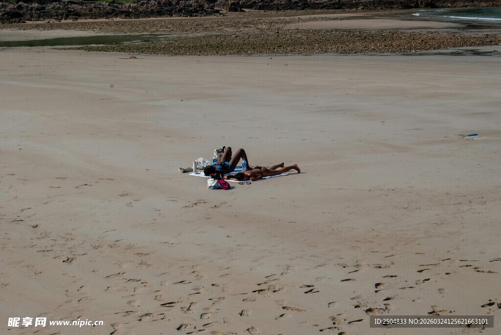 沙滩上的人群与足迹