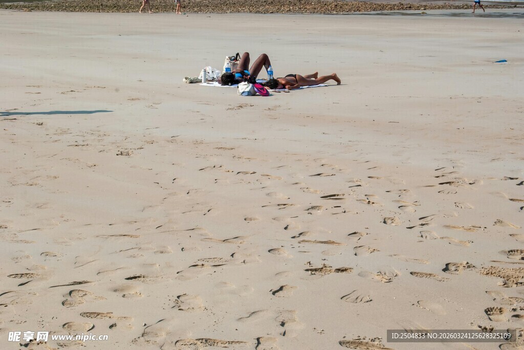 沙滩上的休闲人群