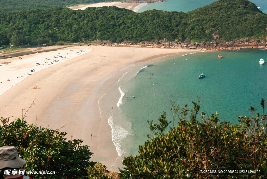 美丽海滩与青山碧海风光
