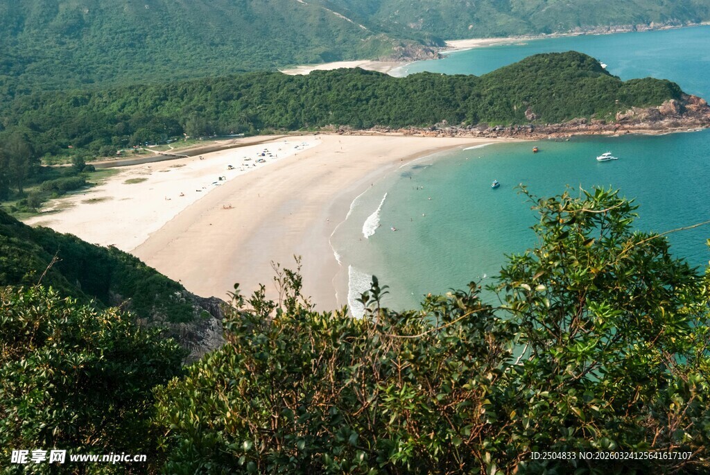 俯瞰美丽海滩与山海景色
