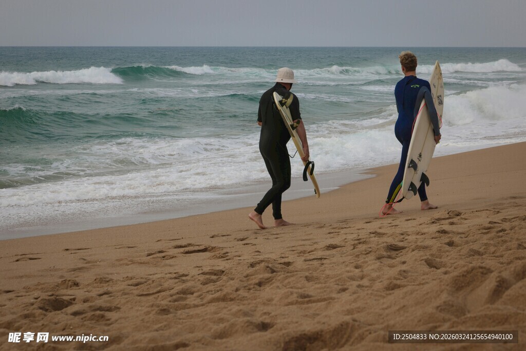 海滩上的冲浪者归来