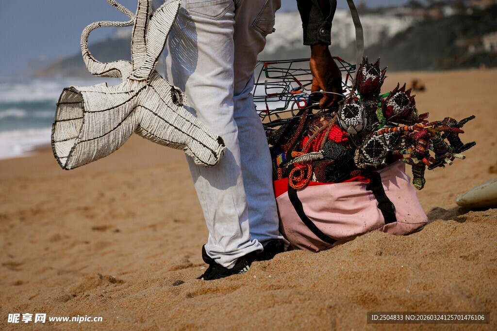 海滩上的街头饰品售卖者