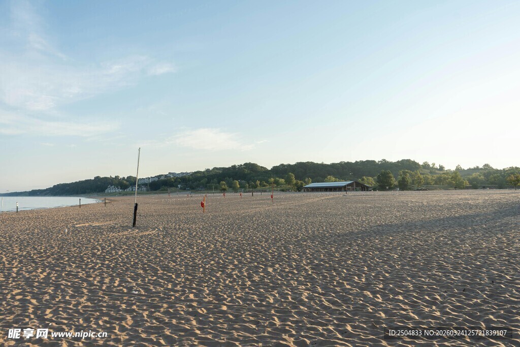 宁静沙滩与远处绿意景观