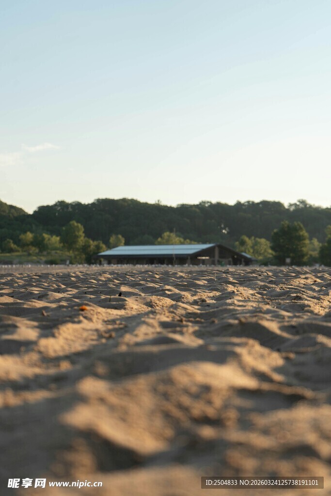 田野麦浪与远处小屋