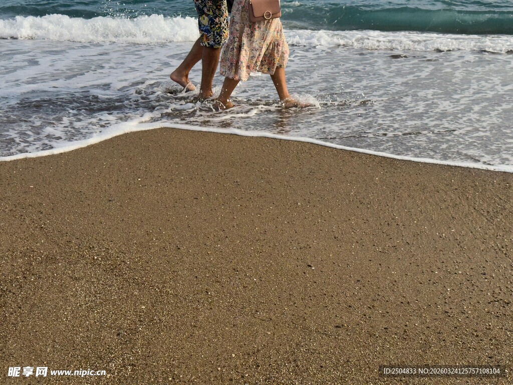 情侣漫步于海边沙滩