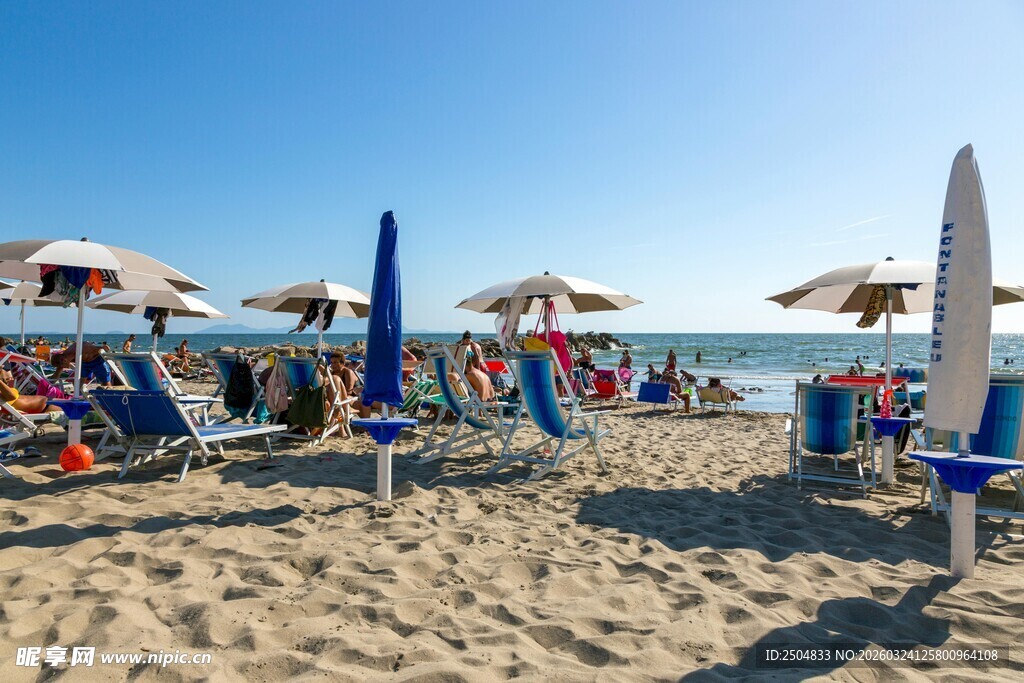 热闹的海边沙 度假场景