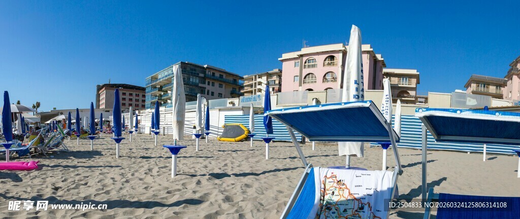 海滨沙滩上的多彩建筑景观