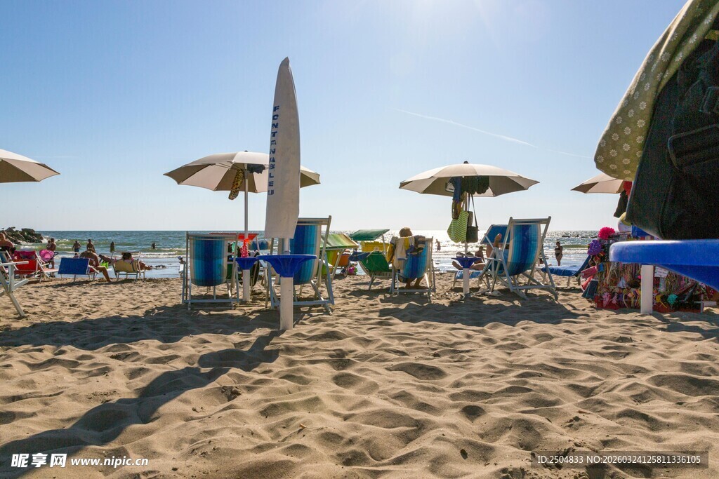热闹沙滩上的休闲景象