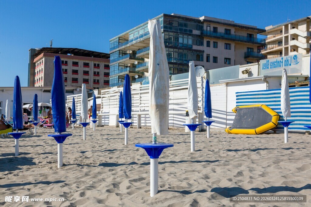 沙滩上的蓝色遮阳伞与建筑