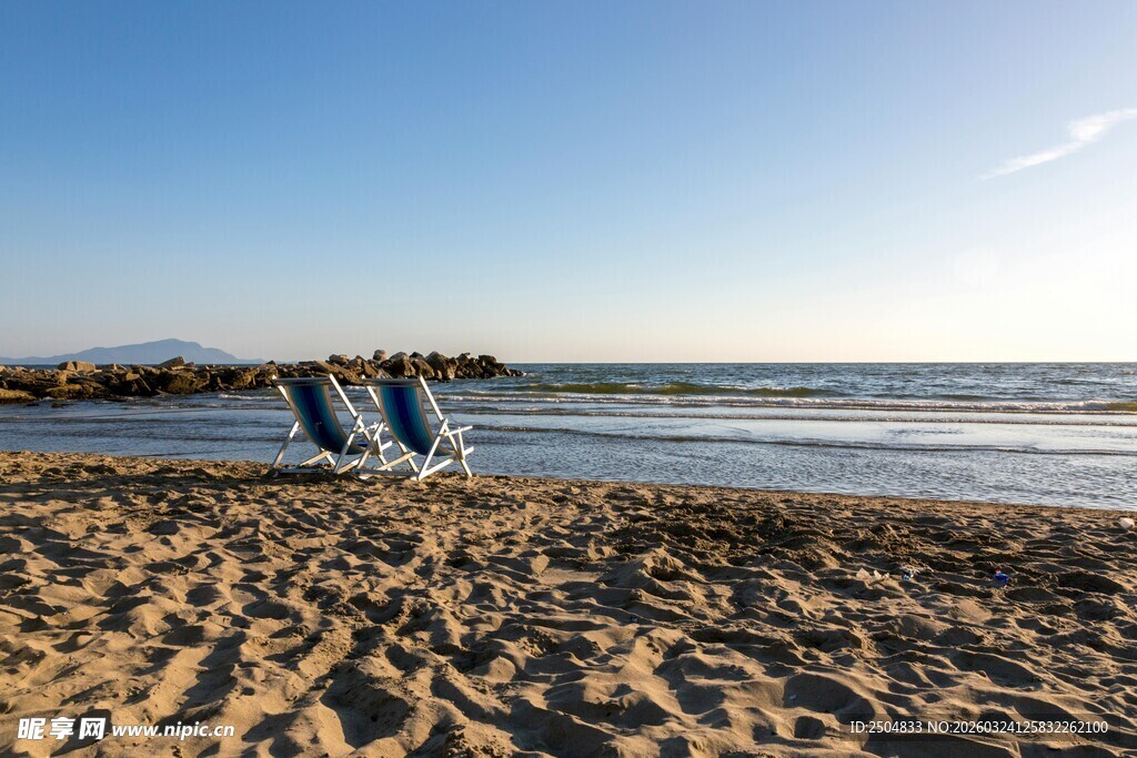 沙滩上的双人椅与海景