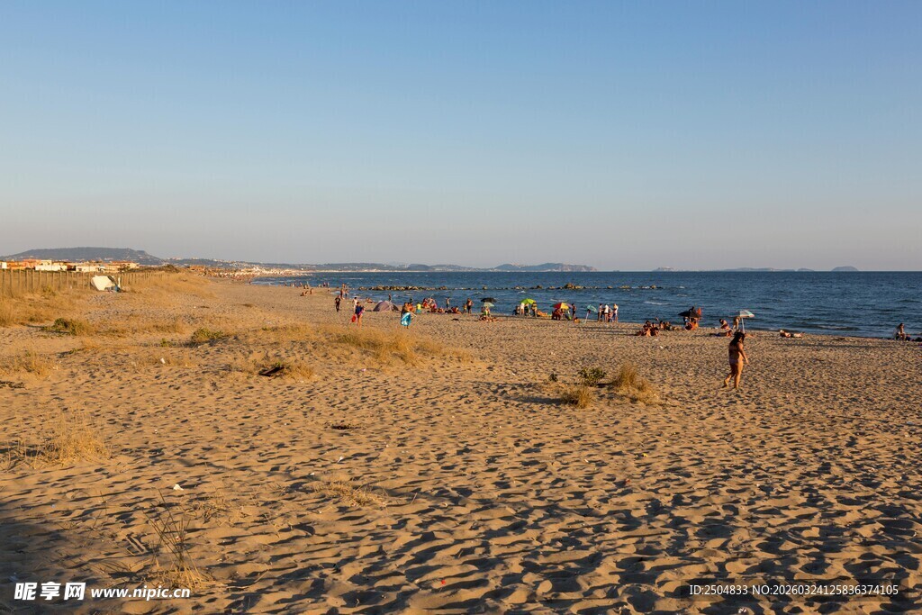 金色沙滩上的悠闲海滨风光