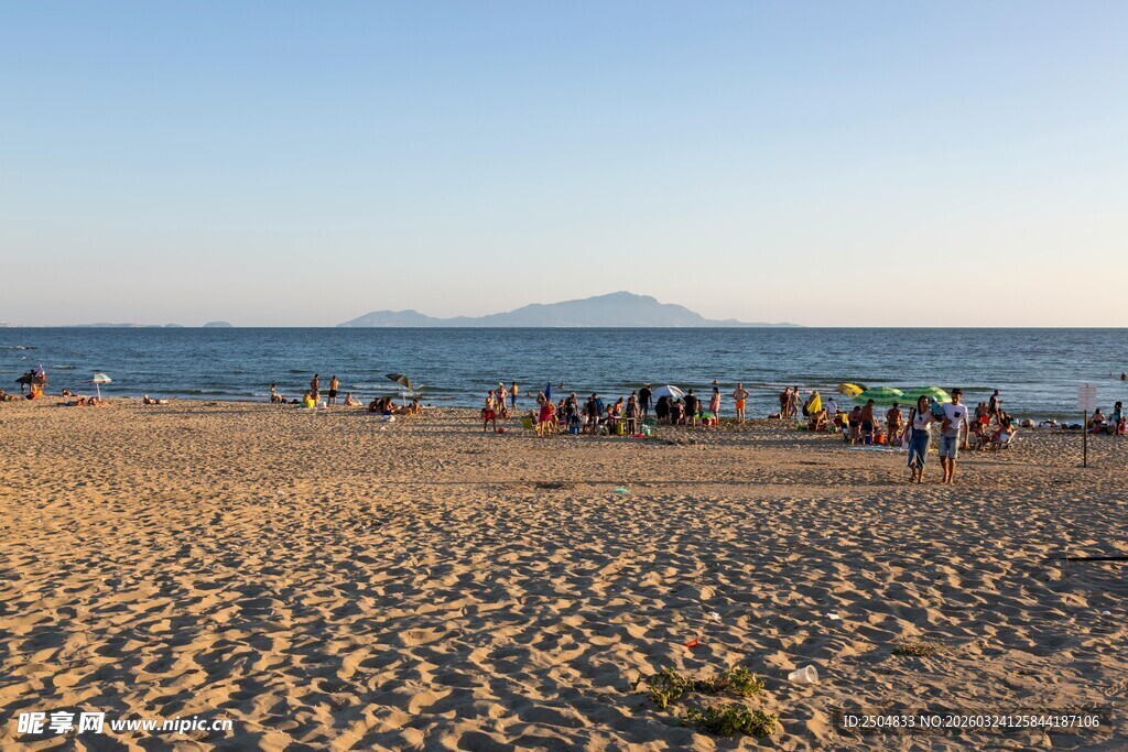 热闹沙滩上的人群与海景