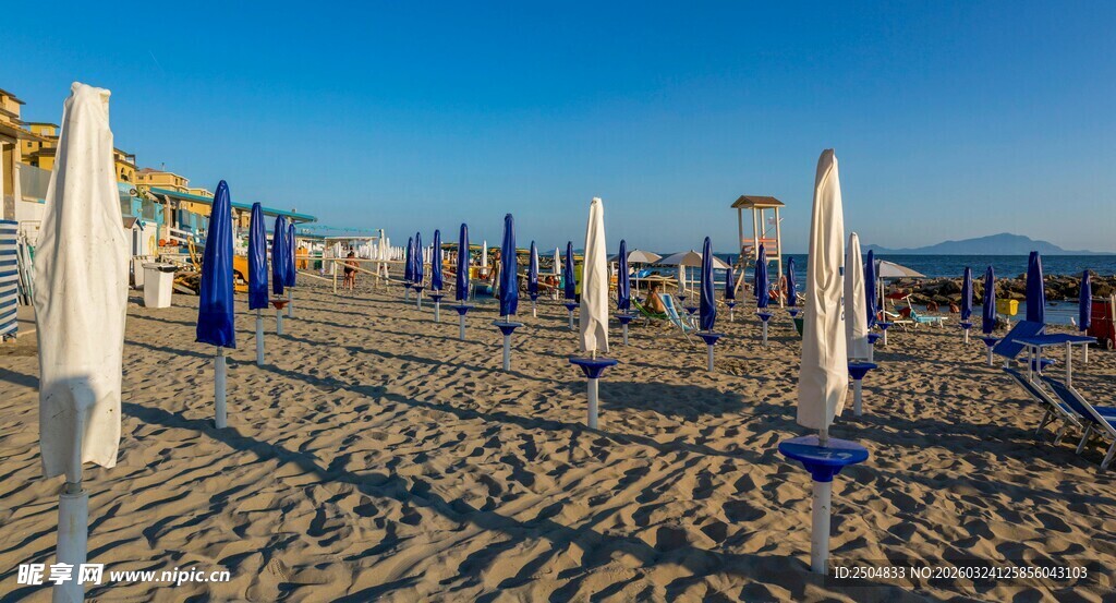 沙滩上整齐排列的遮阳伞