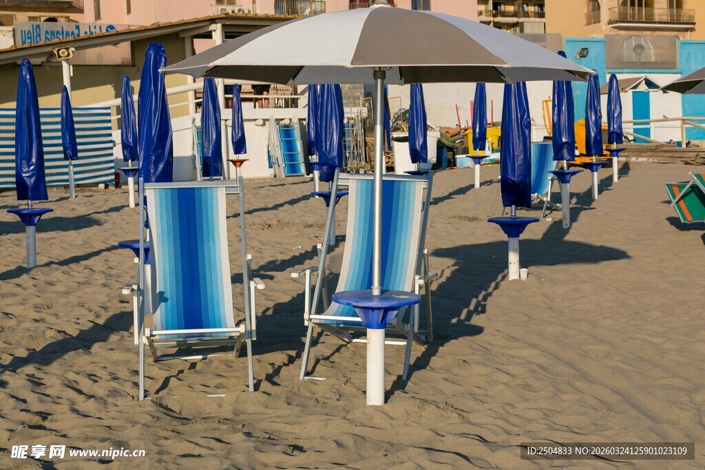 沙滩上的遮阳伞与躺椅