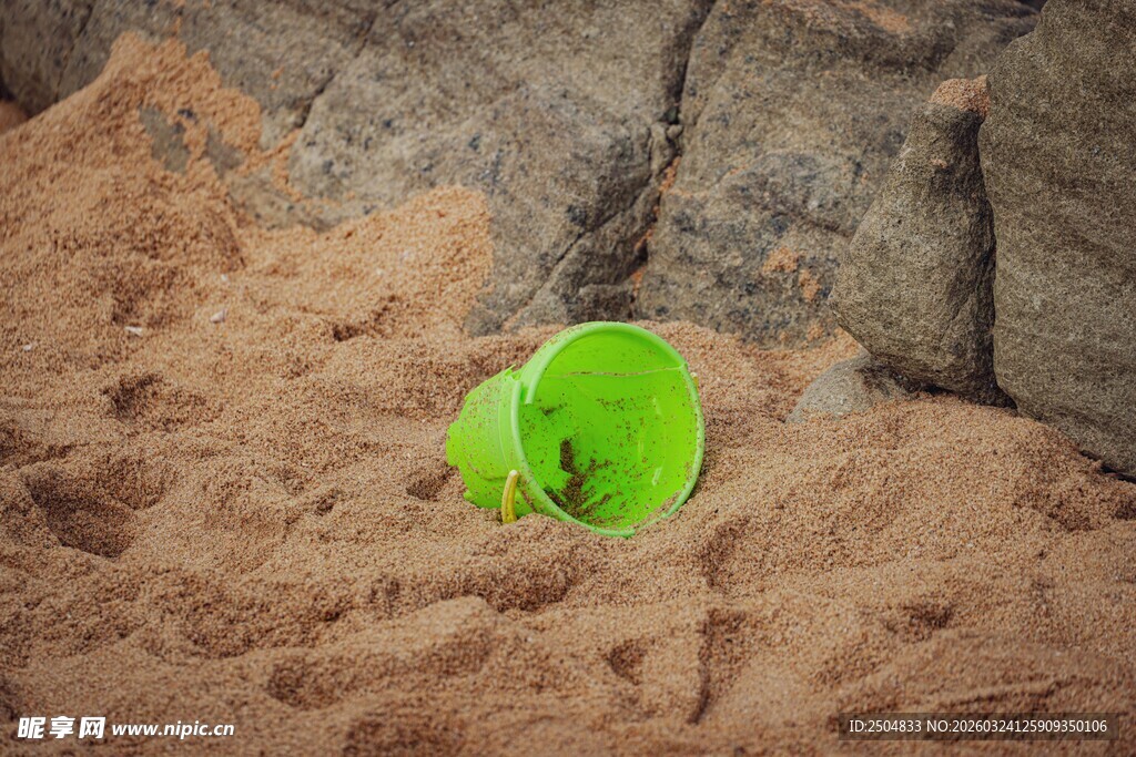 沙滩上的绿色小桶
