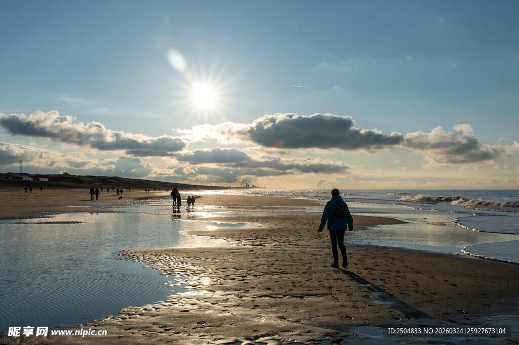 海边漫步的孤独身影