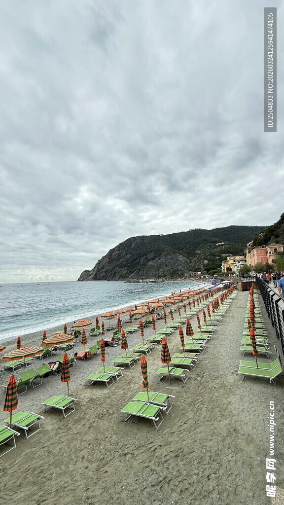 海滨沙滩上的整齐躺椅