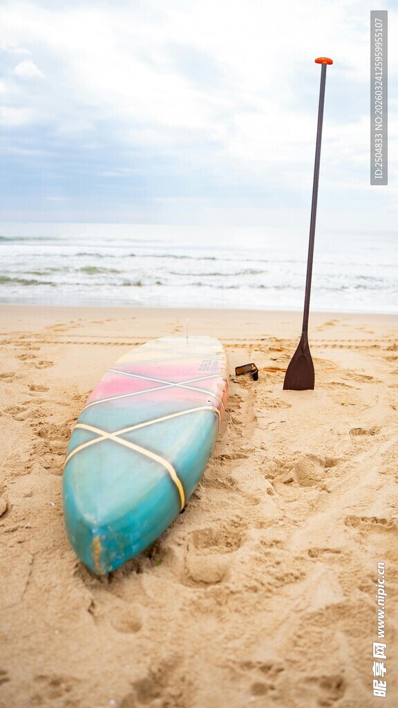 沙滩上的冲浪板与旗杆