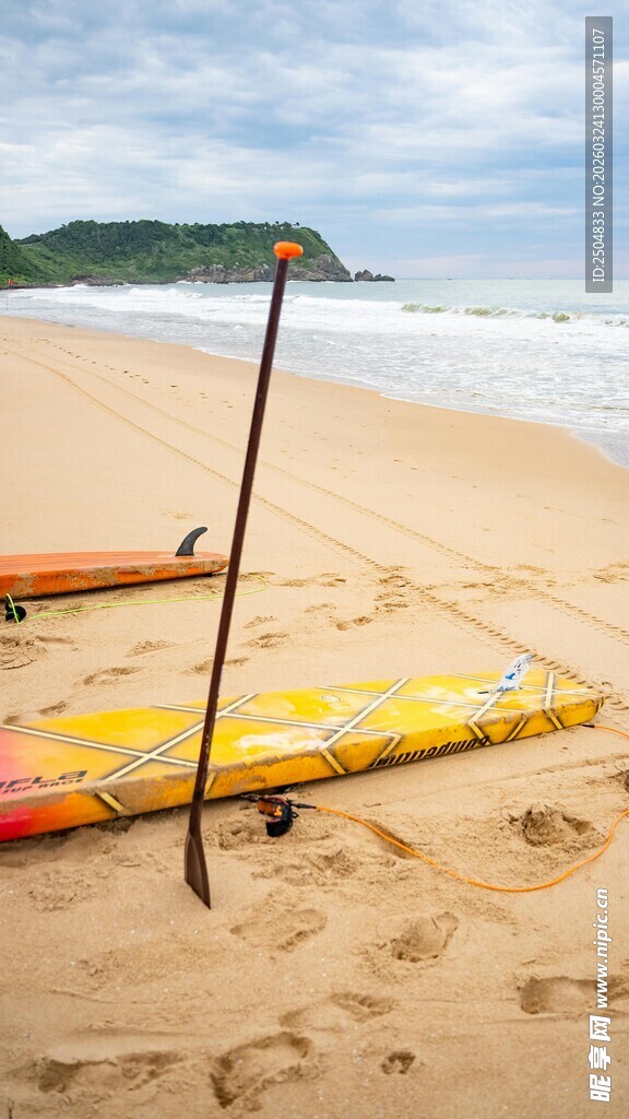 沙滩上的彩色冲浪板