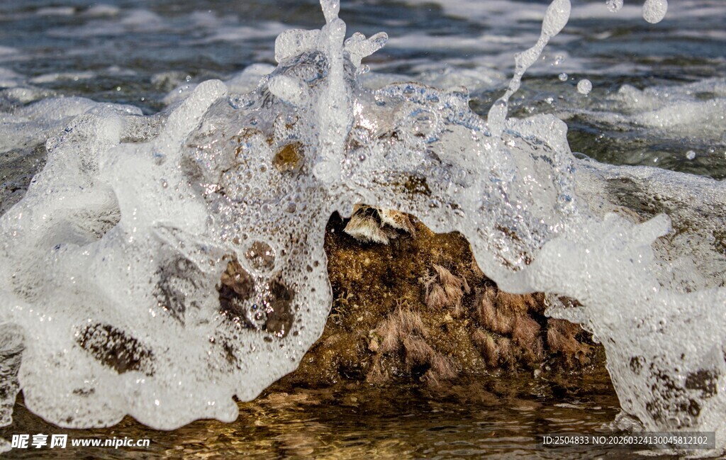 海浪拍打礁石瞬间