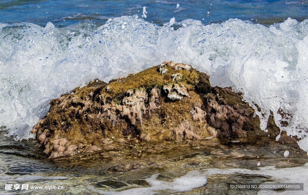海浪拍击礁石的自然景象