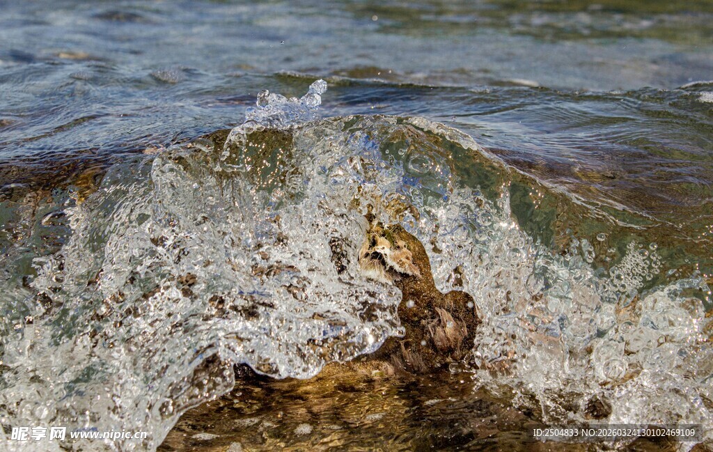 海浪拍打岸边的精彩瞬间