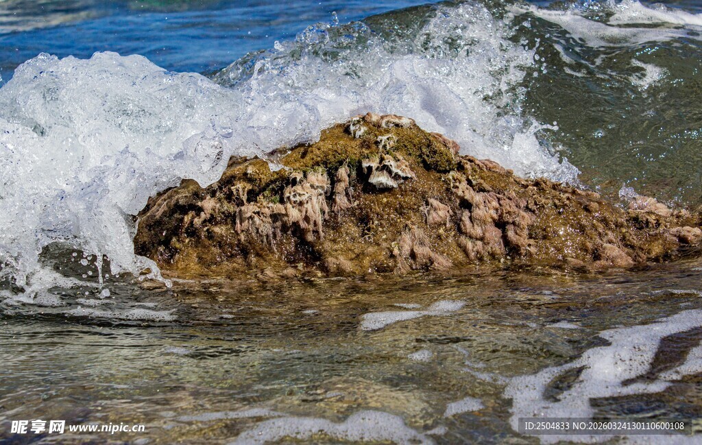 海浪拍击礁石的美丽瞬间
