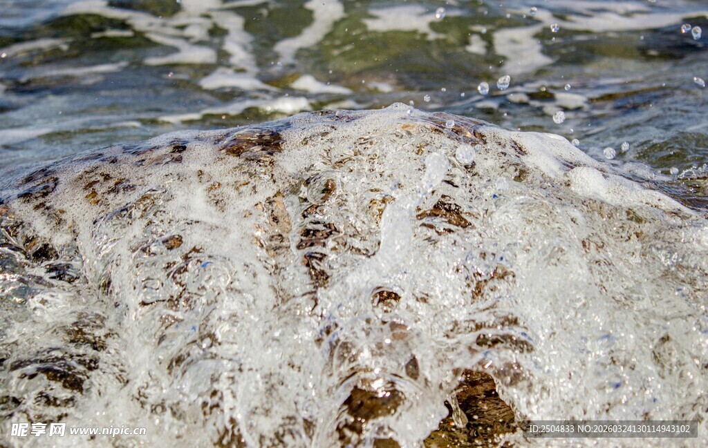 海边纹理独特的岩石