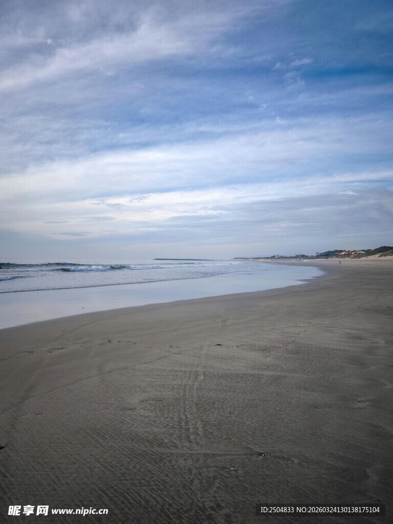 宁静海滩 蓝天白云下景致