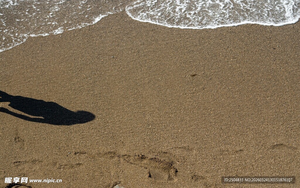 沙滩上的人影与海浪