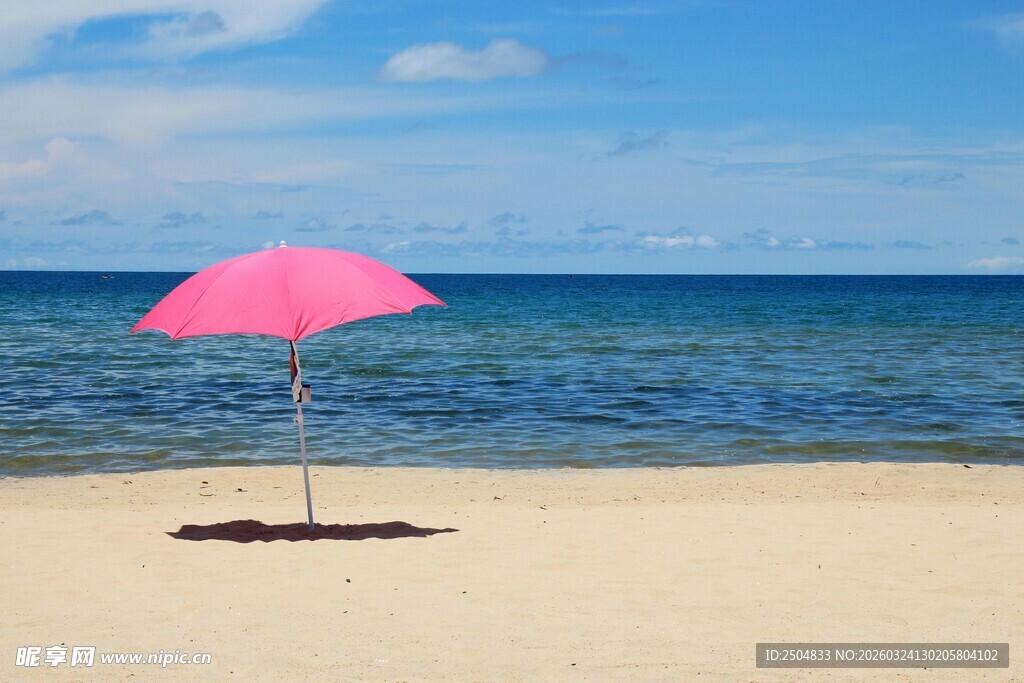 沙滩上的粉色遮阳伞