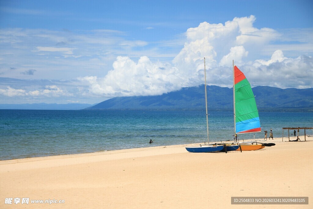 海滨沙滩彩色帆船美景