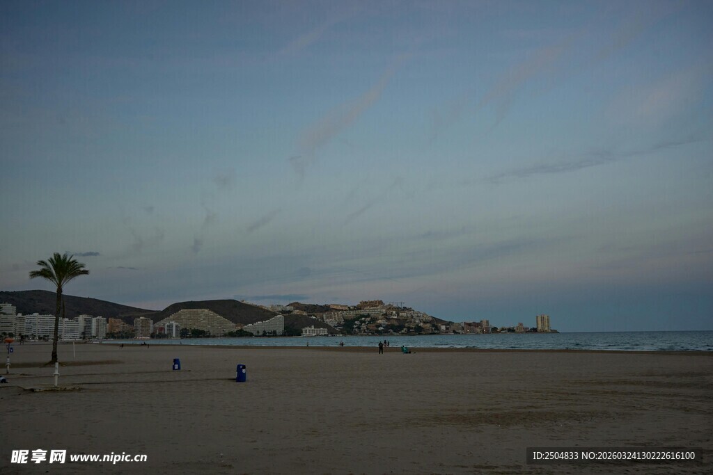 黄昏下的静谧沙滩美景