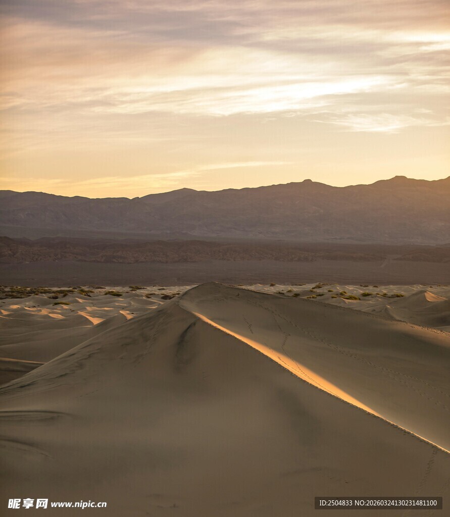  漠公路的壮丽日落景色