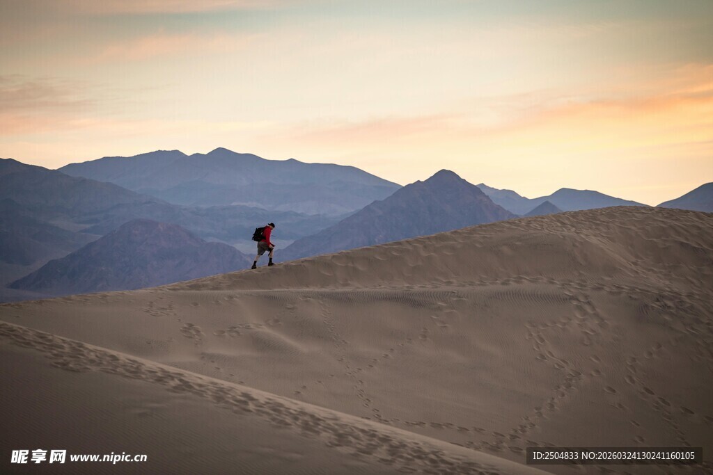  漠徒步者与壮丽山景
