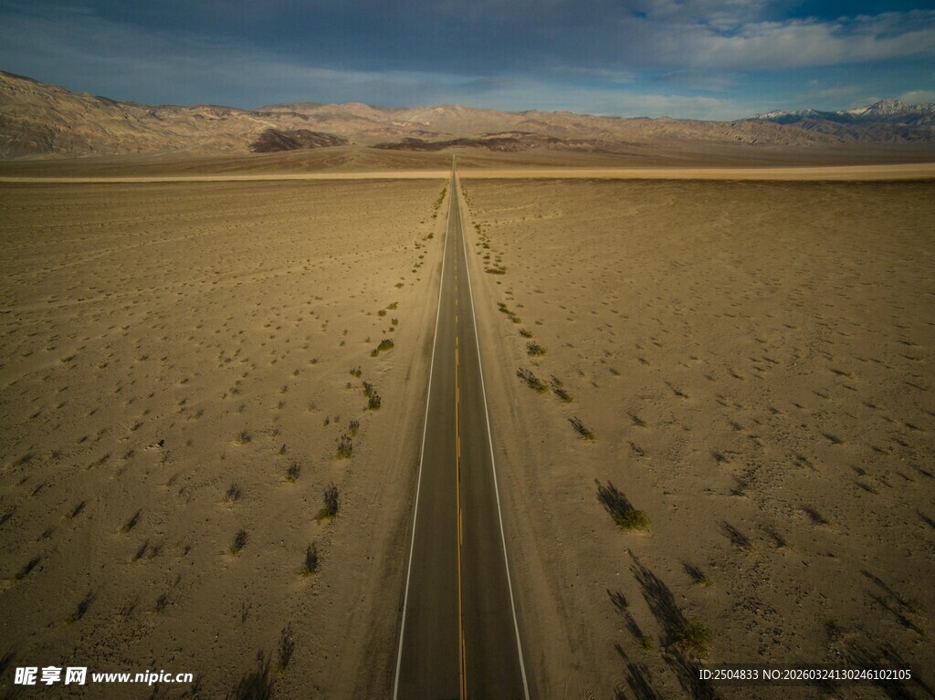  漠中延伸的孤独公路
